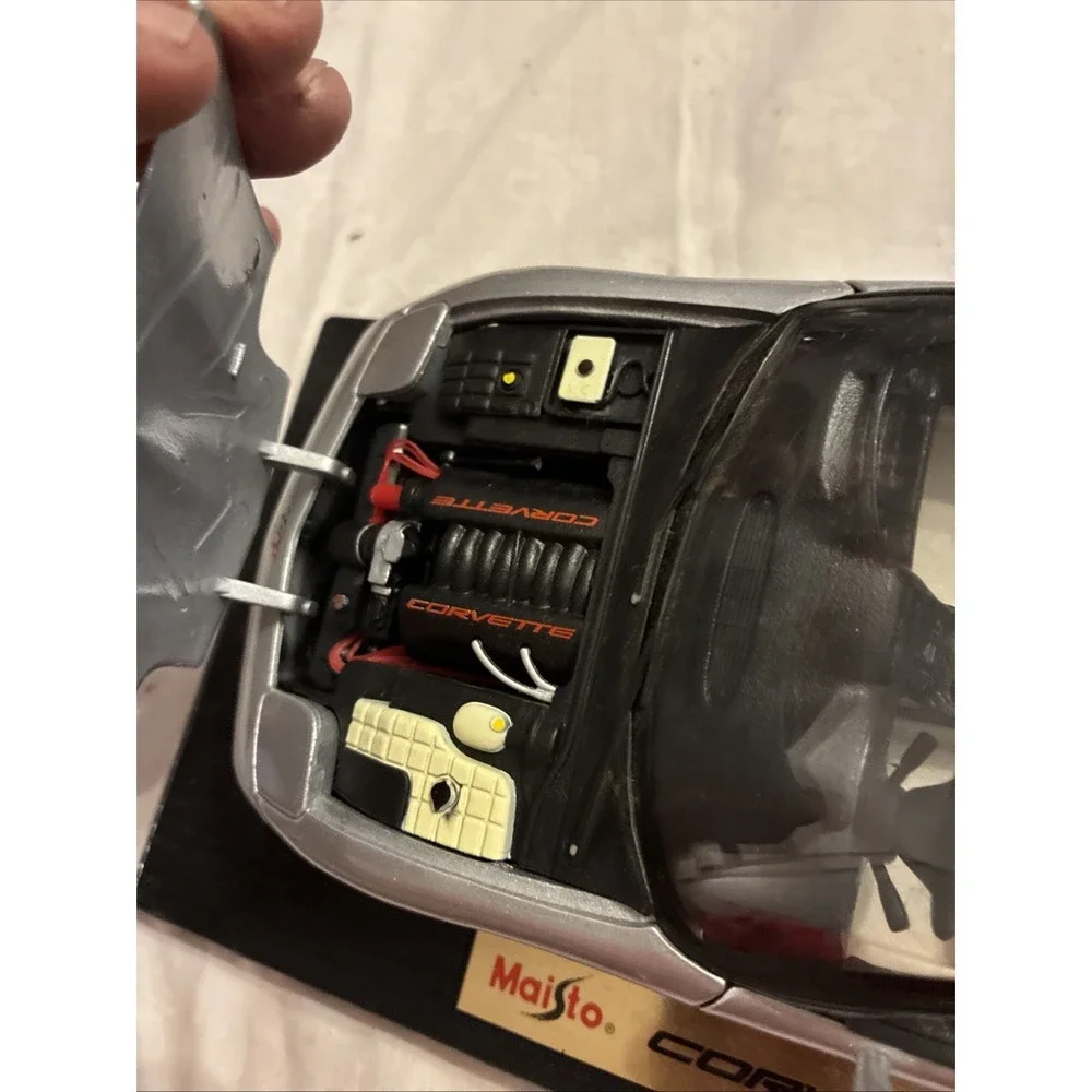 MAISTO 1998 CHEVROLET CORVETTE CONVERTIBLE SILVER SPECIAL EDITION 1:18 In Box